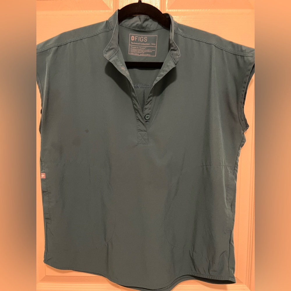 Figs FIONLITE Rafaela oversized scrub top in size XXS. Color is Caribbean blue.